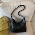 Bolso de hombro minimalista de cuero negro con costura vertical y textura pulida - Negro