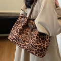 Vintage tote bag met luipaard- en rozenprint en bruine leren riemen op model - Bruin - Zonder Hanger