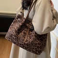 Retro large-capacity tote bag with brown leopard and rose print and leather straps - Coffee - No Pendant