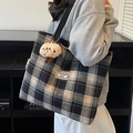 Grote shopper tas met zwart-wit geruit patroon en een schattige pluche hanger - Groot / Met Pluche Hanger / Zwart