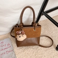 Vintage bruine bucket bag van leer met teddybeer hanger en tweekleurig design - Pluche Teddy Hond Strik Hanger Stijl / Bruin