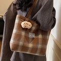 Bruine en blauwe geruite draagtas met pluche monster hanger en een retro stoffen label - Groot / Met Pluche Hanger / Bruin