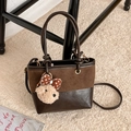 Bruine emmertas met pluche beer hanger en verstelbare schouderriem op gevlochten kleed - Pluche Teddy Hond Strik Hanger Stijl / Bruin