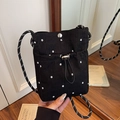 Sac bandoulière plissé noir chic avec broderie florale blanche et sangle tissée - Noir