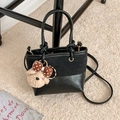 Retro zwarte emmerstas van gemengd leer met een schattige pluche beer-accessoire - Pluche Teddy Hond Strik Hanger Stijl / Zwart