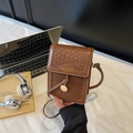 Braune Umhängetasche für Damen mit Webmuster auf Schreibtisch mit Laptop und Kopfhörern - Braun