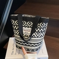 Canvas Beuteltasche mit schwarz-weißem geometrischem Muster und dicken Seilgriffen - Schwarz