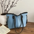 Grote denim tote bag in blauwe patchwork stijl met zwart leren handvatten en goud metaal - Stijl 2 (Blauw Grijs Gespleten)