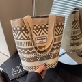 Ethno-Stil Canvas-Korbbeutel mit geometrischen Webmustern in Beige und Braun - Khaki