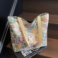 Borsa tote in tela a fiori con manici intrecciati su scale in legno e libri - Stile Grande con Cerniera / Bianco Sporco