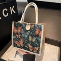 Borsa in lino con motivo jacquard a farfalla e chiusura con bottone in legno rustico - Nero