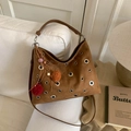 Dunkelbraune Wildleder Hobo-Tasche mit silbernen Metallösen und Boho-Anhängern - Braun Mit Farbigem Bommel Anhänger