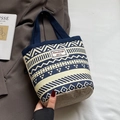 Marineblaue Canvas-Beuteltasche mit geometrischen Mustern und gewebten Griffen im Alltag - Beige Und Marineblau