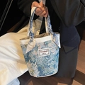 Secchiello in jacquard floreale bianco e blu con manico avvolto in seta e etichetta - Blu