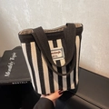 Moderne schwarz-weiß gestreifte Canvas-Tasche mit gewebten Griffen und schlichtem Stofflabel - Schwarz
