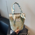 Borsa a secchiello jacquard floreale con manici intrecciati crema e foulard in seta blu - Verde