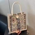 Borsa a mano intrecciata beige in stile etnico con motivi geometrici e bottone grande - Bianco Sporco
