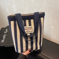 Schicke blau-weiß gestreifte Segeltuch-Eimertasche mit Nanciaojie-Label und Griffen - Blau