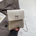 Schicke weiße gewebte Achseltasche mit silberner Schleife und feiner Kette - Gebrochenes Weiß