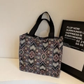 Grand sac cabas style ethnique aux motifs géométriques rouge-bleu et anses en toile noire - Grand / Noir