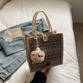 Borsa in lino stile etnico con motivi geometrici, bottone di legno e ciondolo fluffy - Stile Bottone Cachi Con Ciondolo Elfo Cachi