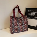 Grand sac cabas ethnique aux motifs géométriques rouges et anses en tissu robuste - Grand / Bordeaux