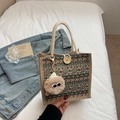Borsa a mano in lino intrecciato stile etnico con manici in corda e ciondolo peluche - Stile Bottone Verde Con Ciondolo Elfo Cachi