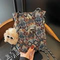 Gebreide crossbodytas met ruitjes, bloemmotief en pluche hanger in retro geometrische stijl - Blauw (Met Hanger)