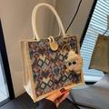 Ethno-Leinentasche in Beige mit Rautenmuster und süßem Plüschtier-Anhänger - Blau Mit Khaki-Elf-Anhänger