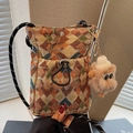 Böhmische gewebte Handytasche mit geometrischem Muster und süßem Plüsch-Monster-Anhänger - Khaki Mit Khaki-Elf-Anhänger
