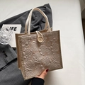 Chic jute tote bag with beige floral jacquard and wooden button closure - Button Decor Style / Khaki