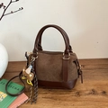 Dunkelbraune Handtasche aus mattem Wildleder mit Lederbesatz und süßem Bären-Anhänger - Kaffee Mit Süßem Bärenanhänger