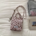 Mini borsa a tracolla in tela leopardata rosa con ciondolo a cuore argento e manico - Stile Ciondolo Catena Cuore / Rosa