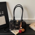 Chique zwarte mat Boston tas met lange handvatten en een kleurrijke pompon accessoire - Met Color-block Pompon Hanger / Zwart