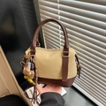 Beigefarbene Filz-Boston-Tasche mit dunkelbraunem Lederbesatz und Bärenanhänger - Khaki Mit Süßem Bärenanhänger