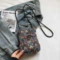 Bunte geometrische Strick-Handytasche mit schwarz-weißem Seilgurt im Lifestyle-Ambiente - Blau - Ohne Anhänger