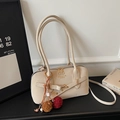 Stijlvolle gebroken witte schelpvormige handtas met leren riem en pomponhanger - Met Color-block Pompon Hanger / Broken Wit