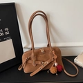 Vintage bruine leren schoudertas met decoratieve riem en pluche hanger op een bureau - Met Color-block Pompon Hanger / Bruin