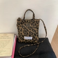 Borsa a tracolla alla moda con stampa leopardata, doppia tracolla e etichetta logo - Senza ciondolo / Marrone