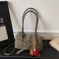 Vintage schelptas in saliegroen mat leer met pluche hanger en schouderbandje - Met Color-block Pompon Hanger / Groen