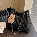 Borsa tote nera trapuntata con tracolla a catena dorata e ciondolo a forma di orsetto - Nero (Con Ciondolo)