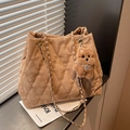 Grande borsa tote trapuntata kaki con tracolla a catena e ciondolo a forma di cane - Cachi (Con Ciondolo)
