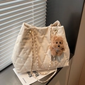 Borsa tote trapuntata bianco panna con tracolla a catena e ciondolo a cucciolo - Bianco Riso (con Pendaglio)