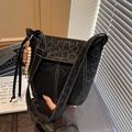 Schwarze Bucket-Tasche mit Leopardenmuster, Kontrastnähten und Holzperlenanhänger - Schwarz Mit Perlenanhänger
