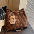 Borsa tote marrone trapuntata in pelle scamosciata con catene e ciondolo a orsetto - Caffè (Con Pendaglio)