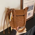 Braune Handtasche mit Leopardenmuster, Matt-Optik und dekorativem Perlenanhänger-Detail - Braun Mit Perlenanhänger