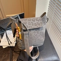 Graue Beuteltasche mit Leopardenmuster, Wildlederoptik und bunter Perlenkette als Anhänger - Grau Mit Perlenanhänger