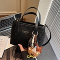 Borsa tote nera con trama leopardata, ciondolo a forma di orso e tracolla - Nero Con Ciondolo Orsetto Stella