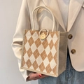 Dettagli di una borsa tote in lino vintage con motivo a rombi e chiusura con bottone in legno - Cachi