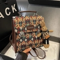 Mochila marrón acolchada con elegante logotipo dorado y un colgante de conejo suave - Verde (Con Colgante de Conejo)